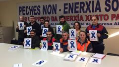 Representantes del comit� de empresa de Alcoa San Cibrao, con los lazos azul �el�ctrico� de la campa�a con la que reivindicar�n que se apruebe ya el estatuto para la industria electrointensiva