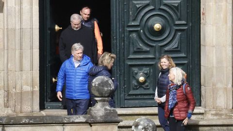 Los reyes Felipe y Matilde, saliendo de visitar el monasterio de Samos junto al prior de la abada. 