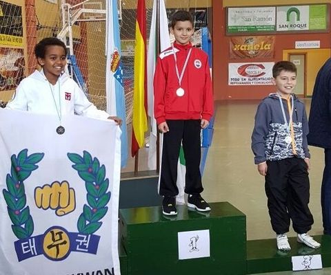 Alejandro Fern�ndez, en el centro del podio, con su medalla de oro