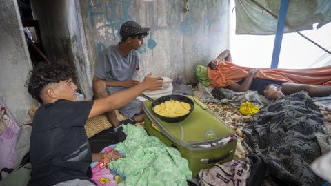 Uno de los asentamientos de migrantes en la playa de Ben�tez, en Ceuta.