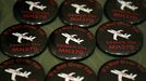 Chapas conmemorativas de la desaparici�n del vuelo de Malaysian Airlines el 8 de marzo del 2014