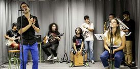 Clay Ross interpret� una de sus canciones junto a un grupo de alumnos del Ant�n Fraguas. 