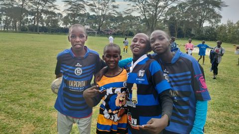 Nenos da localidade de Naivasha, en Kenia, posan con camisetas de Os Ingleses Rugbi Club que o equipo de Vilagarc�a de Arousa donou para o proxecto Path Rugby do ex All Black Norm Maxwell.