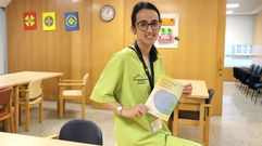 Alba Iglesias, profesional del centro de Agadea en Ribeira, muestra un ejemplar de la gua