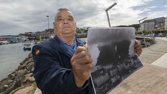 Jos� Ram�n Li�eiro, en el puerto de Camari�as, muestra una fotograf�a del accidente del Urquiola 
