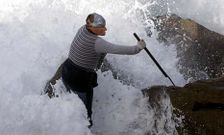 El fuerte mar de fondo de ayer dificult� el trabajo de los percebeiros en O Roncudo.