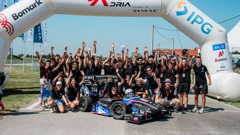 El equipo de alumnos de la UVigo con el UM25 compitiendo en Croacia el pasado verano.