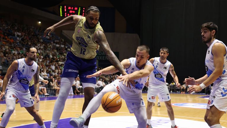 Joel Soriano brega por un bal�n con Sani Aranitovic durante la segunda semifinal de la Copa Galicia.