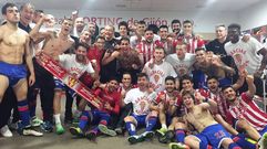 Los jugadores del Sporting celebran la permanencia
