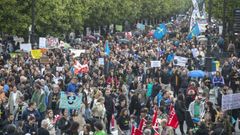 Decenas de personas durante una manifestaci�n organizada por los sindicatos de ense�anza, a 1 de junio de 2025, en Oviedo, Asturias