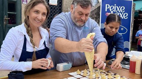 Luc&iacute;a Freitas y Miguel Mosteiro, durante la degustaci&oacute;n en Santiago 