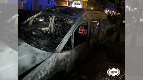 Incendio de una furgoneta en Blimea.