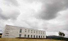 Detalle del edificio de Expolemos y de los terrenos anexos a las instalaciones.