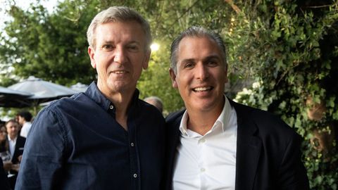 Rafa Dom�nguez, portavoz del PP en Pontevedra, celebr� su 50 cumplea�os en Los 3 Monos de Aguete, en Mar�n. Con el presidente de la Xunta y del PPdeG, Alfonso Rueda
