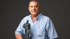 Ord��ez posa con una reproducci�n de la escultura del emigrante situada delante de la Casa da Cultura de Vimianzo. FOTO Pierre Montavon. Imagen de la exposici�n  Taxi Compostelle  que se inaugurar� el s�bado en el museo jurasiano de arte e historia