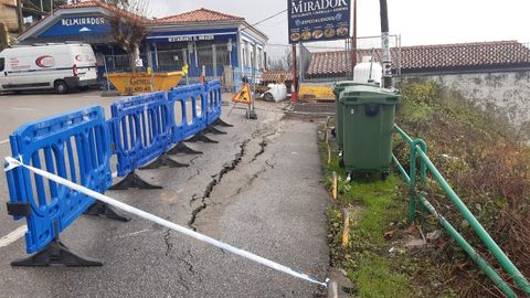 Los vecinos denuncian la aparici�n de una grieta en el firme de la avenida de los Monumentos, en la falda del monte Naranco de Oviedo.