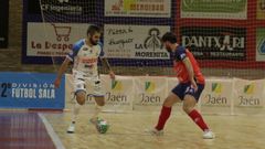 Edu Jab�, con el bal�n, ante la presi�n de un jugador del Meng�bar.
