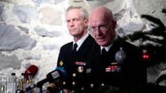 El jefe de la Defensa noruega, Haakon Bruun-Hanssen, y jefe de la Marina, Andreas Stensones, durante la comparecencia de hoy