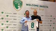 Miguel lvarez posa con Andrs Iniesta en la presentacin del campen del mundo como jugador del Emirates Club.