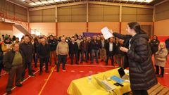 Imagen de una asambles de vecinos, celebrada en A Silva a fianles del a�o pasado, para tratar sobre los proyectos e�licos en marcha en el municipio