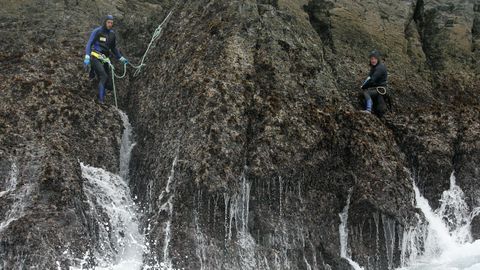 Dos percebeiros en el acantilado de la costa de Cedeira, en una imagen de archivo