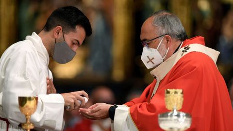 El arzobispo de Oviedo, Jes�s Sanz Montes, durante la misa por el d�a de San Mateo en la catedral de Oviedo