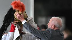 Lula da Sila coloca el casco a un soldado de la guardia de honor presidencial en el palacio del Planalto.