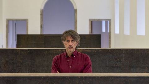 A �copia-orixinal�. Tall�n posa na sala 102 do museo nacional Reina Sof�a coa copia que o propio Serra realizou da s�a obra desaparecida �Equal-Parallel: Guernica-Bengasi� e declarou como peza orixinal.