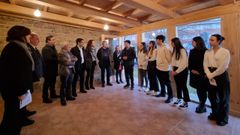 Los alumnos explicando a los invitados y autoridades que acudieron a la presentaci�n  c�mo han levantado esta construcci�n biosostenible