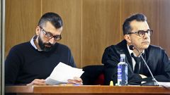 C�sar Adrio, a la izquierda, durante una de las sesiones del juicio