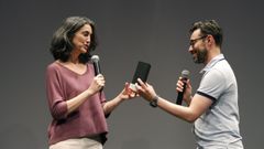 Avelina Prat recoge el premio a la pera prima espaola Una quinta portuguesa de mano de scar Doviso, director artstico del OUFF