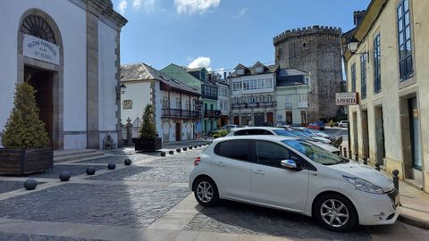 Imagen de la plaza de Santa Mara con coches aparcados