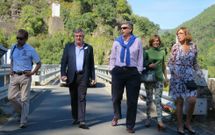 Representantes de la Xunta y Renfe, ayer en Santo Estevo. Primera por la izquierda, Raquel Arias, delegada de la Xunta, segunda Nava Castro, de Turismo de Galicia, y tercero Javier D�az, directivo de Renfe. 