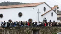 Los asistentes al funeral de uno de los menores muertos en el accidente de Mar�n llenaron este lunes la iglesia y el atrio de Mogor