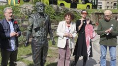 La alcaldesa, el pasado s�bado, en la instalaci�n de la estatua en Carreira do Conde.