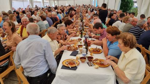 La comida se celebr bajo una carpa instalada en el centro del pueblo.