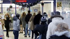 Imagen de archivo de colas para comprar loter�a en una administraci�n de Vigo
