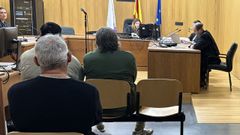 A la vista en Ourense comparecieron los dos agresores, en primera fila, y el perjudicado, tras ellos