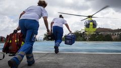 Sanitarios del 061 acuden en helicptero a una atencin de emergencia por un accidente de trfico.