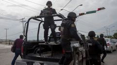 Un grupo de militares en la zona donde un grupo de hombres armados asesin�  a tiros a diez personas en Nuevo Le�n, M�xico