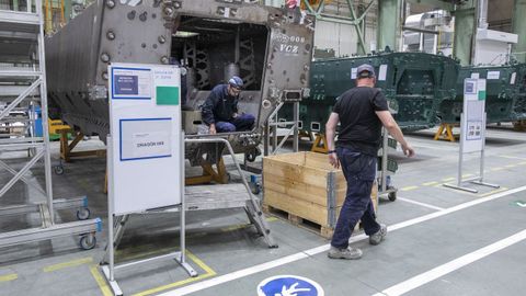 Operarios trabajan en la fábrica General Dinamics, a 9 de septiembre de 2022, en Trubia