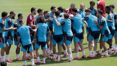 Imagen de la selecci�n espa�ola durante un entrenamiento, se puede observar que todos los jugadores calzan botas rosas