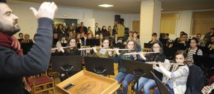 Primera actuaci�n p�blica en la Escola de M�sica en el aula de interpretaci�n en el acto inaugural. 