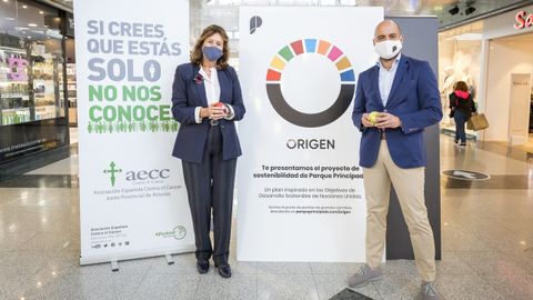 Margarita Collado, vicepresidenta de la Asociaci�n Espa�ola contra el C�ncer (AECC) en Asturias, y Fernando Garc�a, director de Parque Principado.