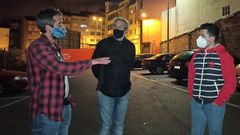 Rub�n Arroxo, Alex Penas y el presidente vecinal de Paradai en el aparcamiento de R�o Sil