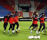 El Atl�tico se entren� ayer en Plzen antes de su partido de la wLiga Europa.