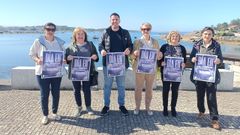 El alcalde de A Illa, Luis Arosa, junto a las de integrantes de las Mulleres Rurais