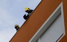 Los bomberos, accediendo al piso de la calle Pondal. 