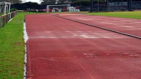ABANDONO, DESPERFECTOS EN LA PISTA DE ATLETISMO DEL CAMPO MUNICIPAL DE A ALTA. POR LO QUE PERDIO LA HOMOLOGACION