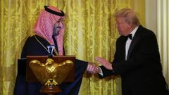 Donald Trump saluda al prncipe saud Bin Salman en la cena de gala ofrecida en la Casa Blanca